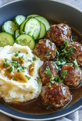 Fleischbällchen mit Gurkensalat und Kartoffelstampf 24 Fleischbällchen mit Gurkensalat und Kartoffelstampf