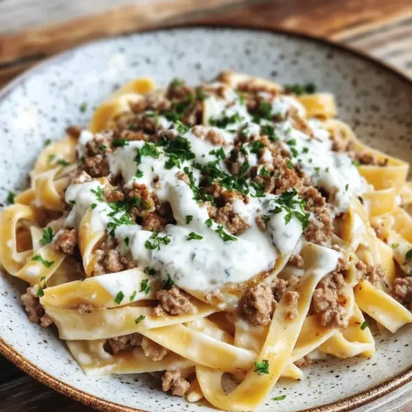 Türkische Pasta mit Hackfleisch und Joghurt-Sauce